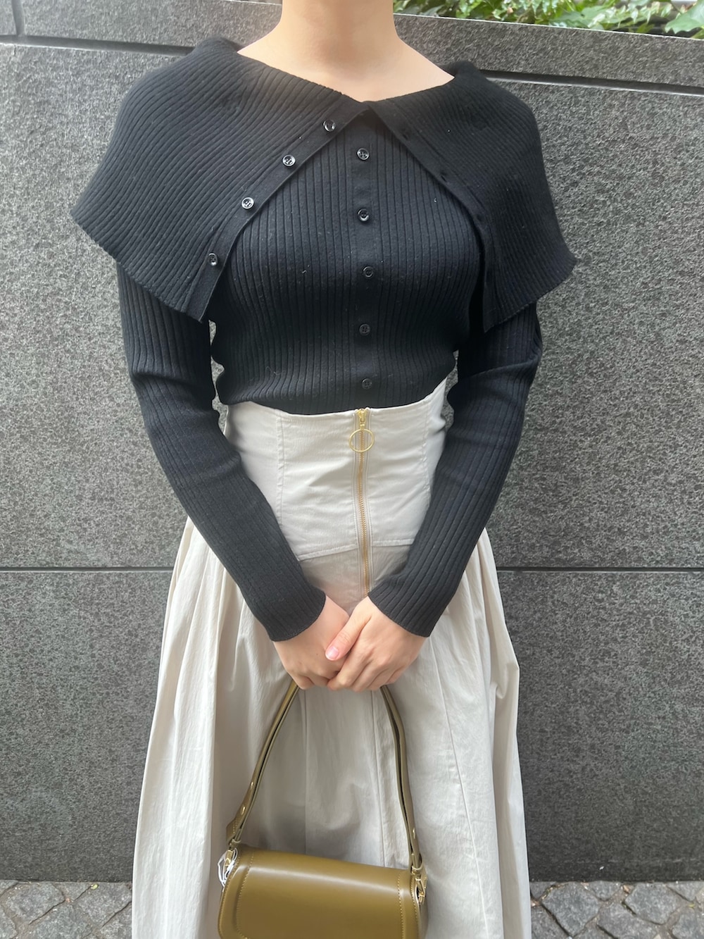 「LAGUNAMOONのCHNラクーンニットカーディガン(カーディガン/ボレロ、ホワイト系)」を使った、RUNA ONISHIさん(レディース・163cm)の冬コーディネートの6枚目の写真