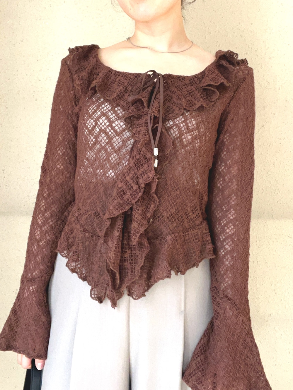 ブラウン系のシャツ/ブラウス、ブラウン系のその他パンツを着用したレディースの春コーディネートの3枚目の写真