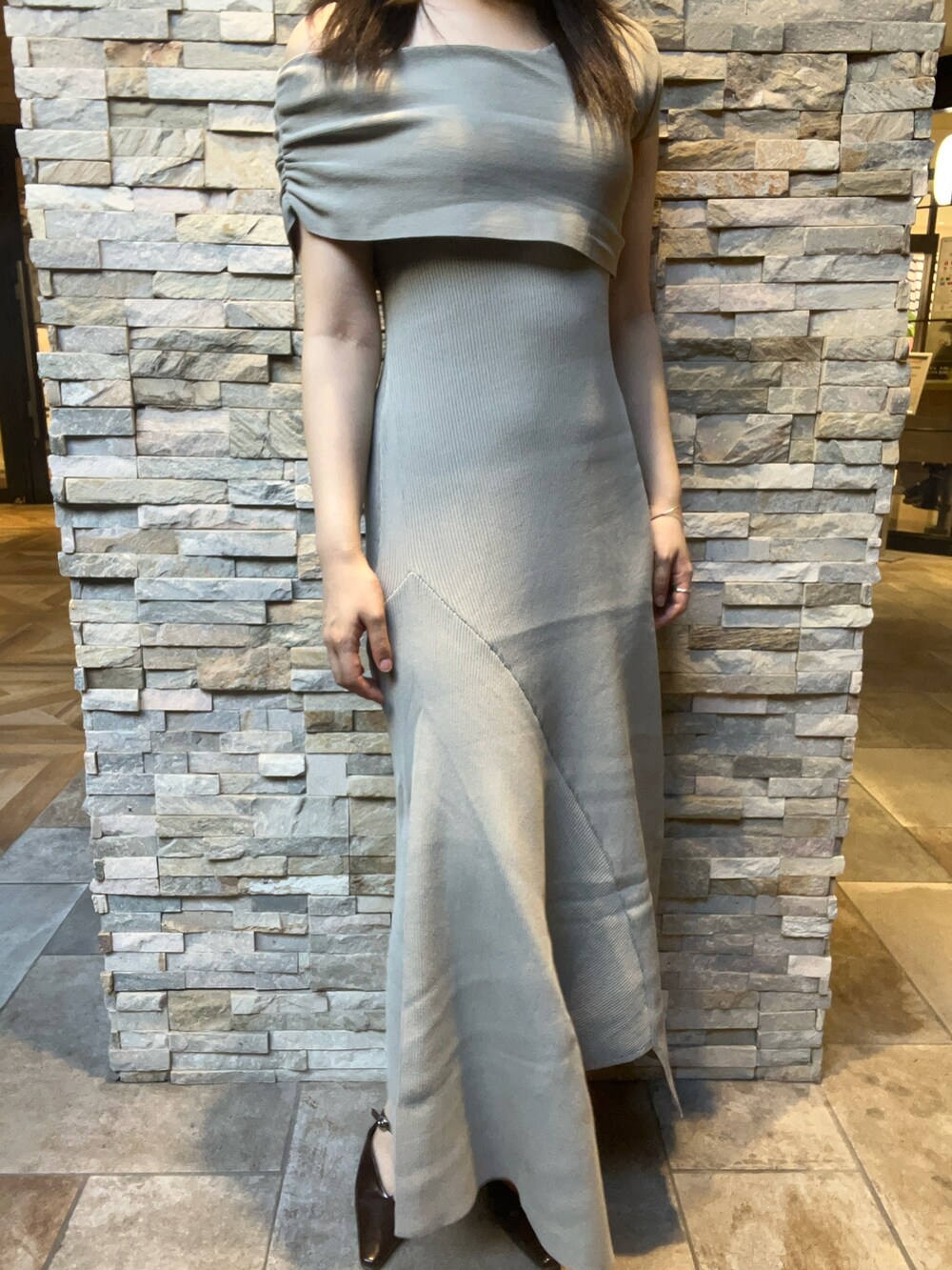 グリーン系のワンピース、ブラウン系のパンプスを着用したレディースの夏コーディネートの5枚目の写真