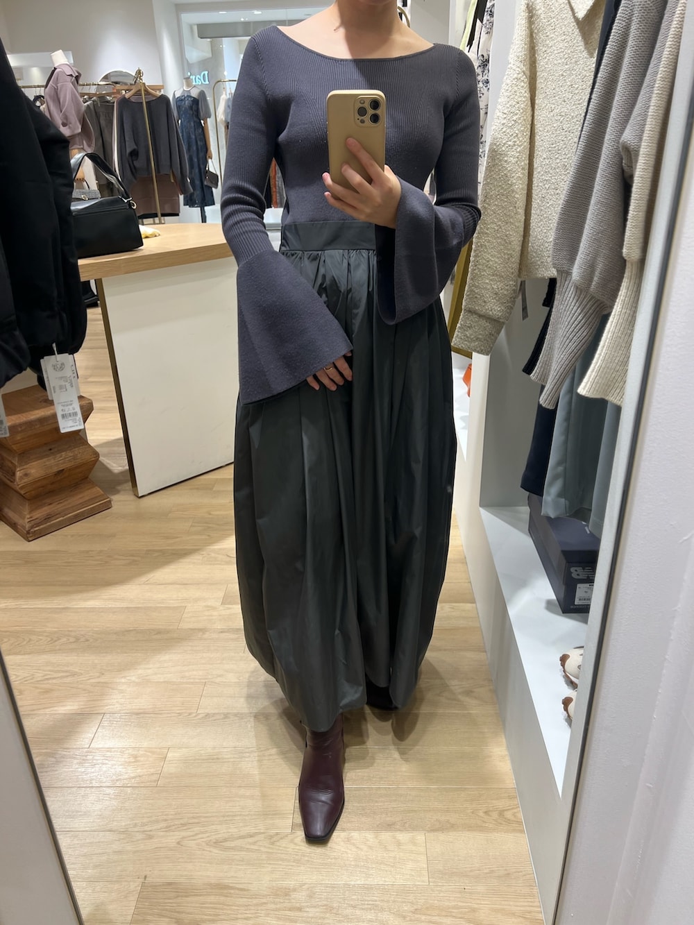 グレー系のワンピースを着用したレディースの秋コーディネートの3枚目の写真