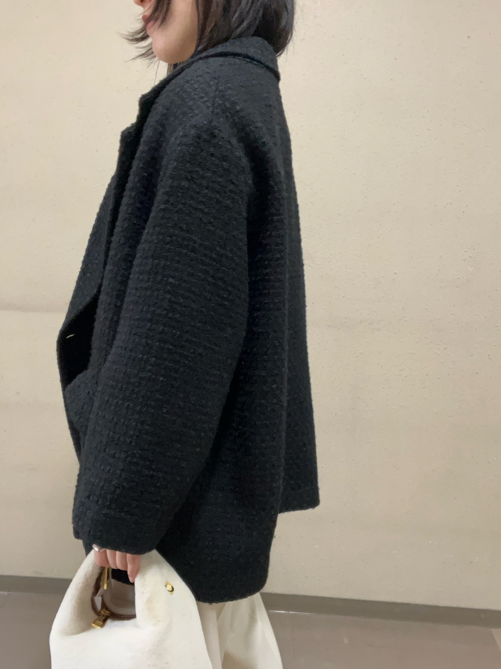 ブラック系のブーツ、グレー系のニット/セーター、ホワイト系のその他パンツを着用したレディースの秋コーディネートの4枚目の写真