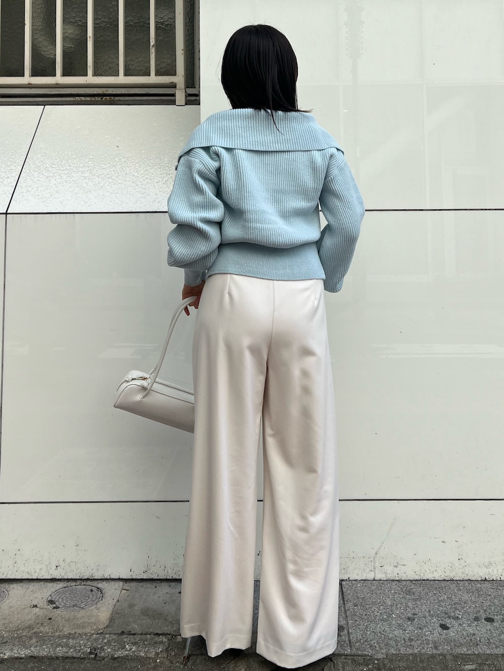 ホワイト系のショルダーバッグ、ホワイト系のその他パンツ、ブルー系のニット/セーターを着用したレディースの秋コーディネートの3枚目の写真