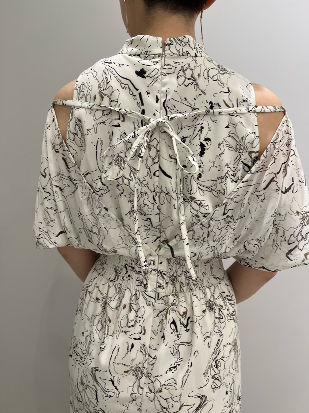 ブラウン系のサンダル、ホワイト系のショルダーバッグ、ホワイト系のワンピースを着用したレディースの春コーディネートの8枚目の写真