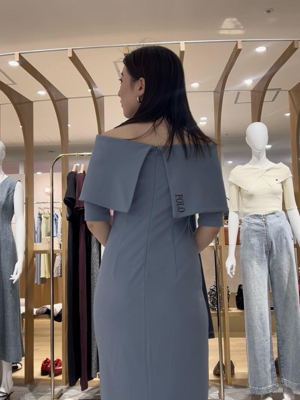 ブルー系のワンピース、ブラック系のサンダルを着用したレディースの春コーディネートの5枚目の写真