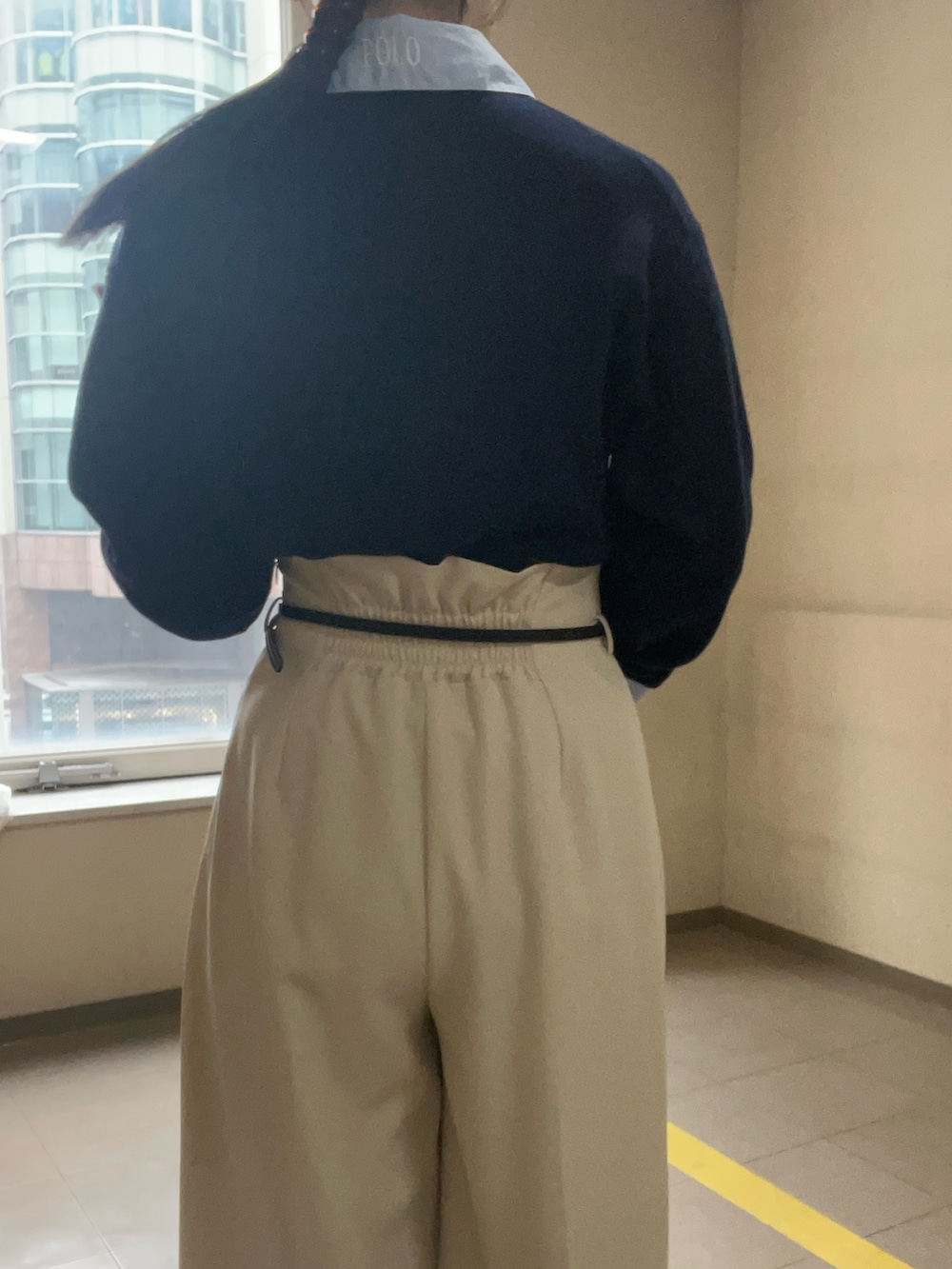 ホワイト系のその他パンツ、ブルー系のニット/セーターを着用したレディースの冬コーディネートの6枚目の写真