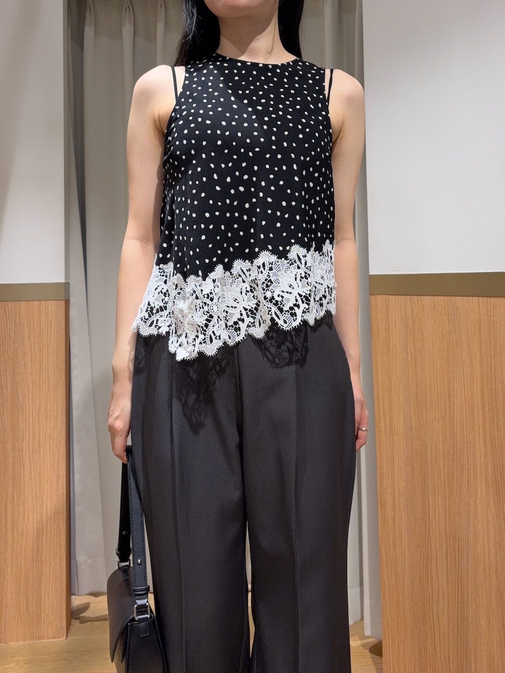 グレー系のその他パンツ、ブラック系のシャツ/ブラウスを着用したレディースの夏コーディネートの4枚目の写真