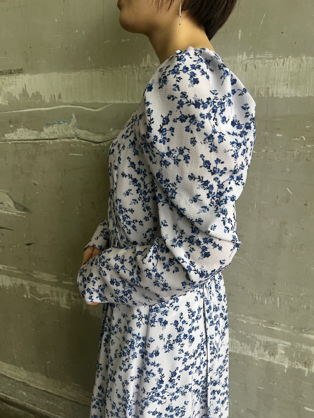 ベージュ系のブーツ、パープル系のワンピースを着用したレディースの冬コーディネートの5枚目の写真