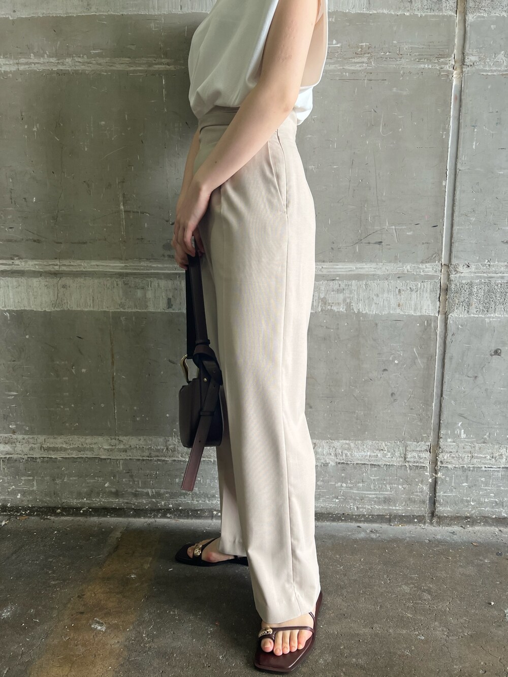 ブラウン系のサンダル、ベージュ系のハンドバッグ、ホワイト系のニット/セーターを着用したレディースの夏コーディネートの9枚目の写真