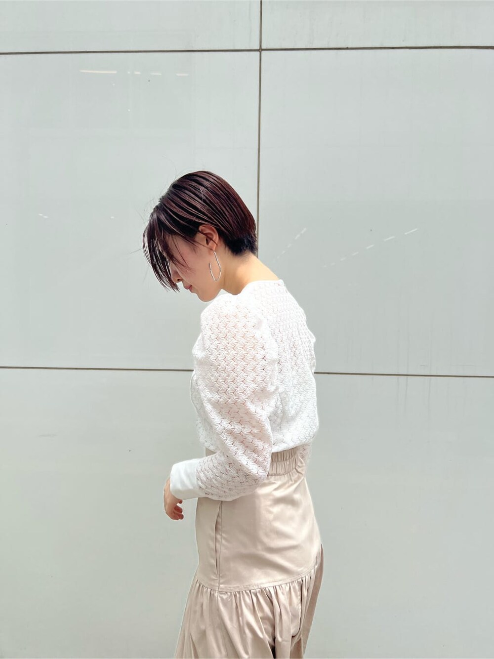 ベージュ系のスカート、ホワイト系のシャツ/ブラウス、シルバー系のピアス（両耳用）を着用したレディースの夏コーディネートの5枚目の写真