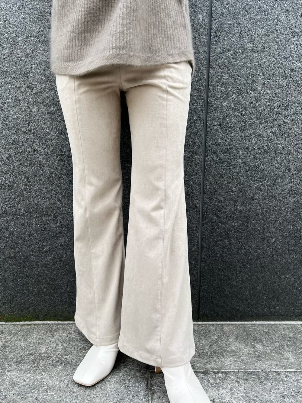 ホワイト系のその他シューズ、イエロー系のその他アウター、ベージュ系のその他パンツを着用したレディースの秋コーディネートの7枚目の写真