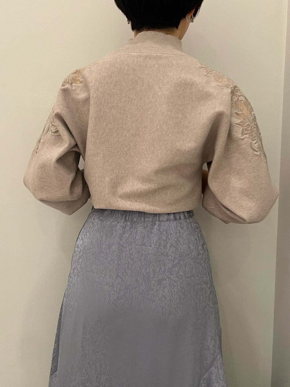 ブルー系のスカート、レッド系のブーツ、グレー系のニット/セーターを着用したレディースの冬コーディネートの4枚目の写真