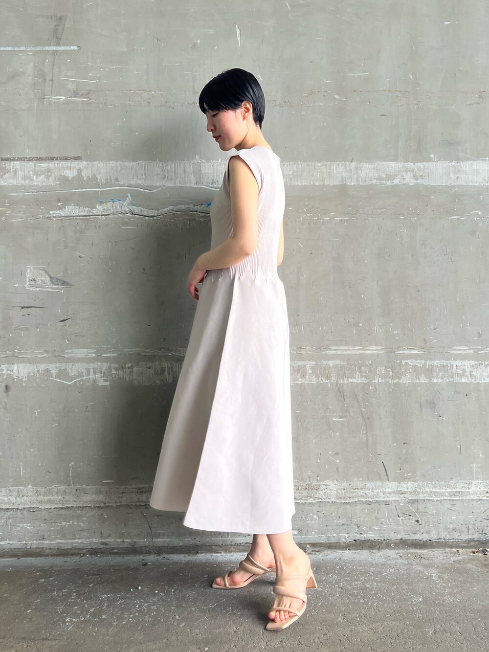 ベージュ系のサンダル、ベージュ系のテーラードジャケット、グレー系のワンピースを着用したレディースの春コーディネートの5枚目の写真