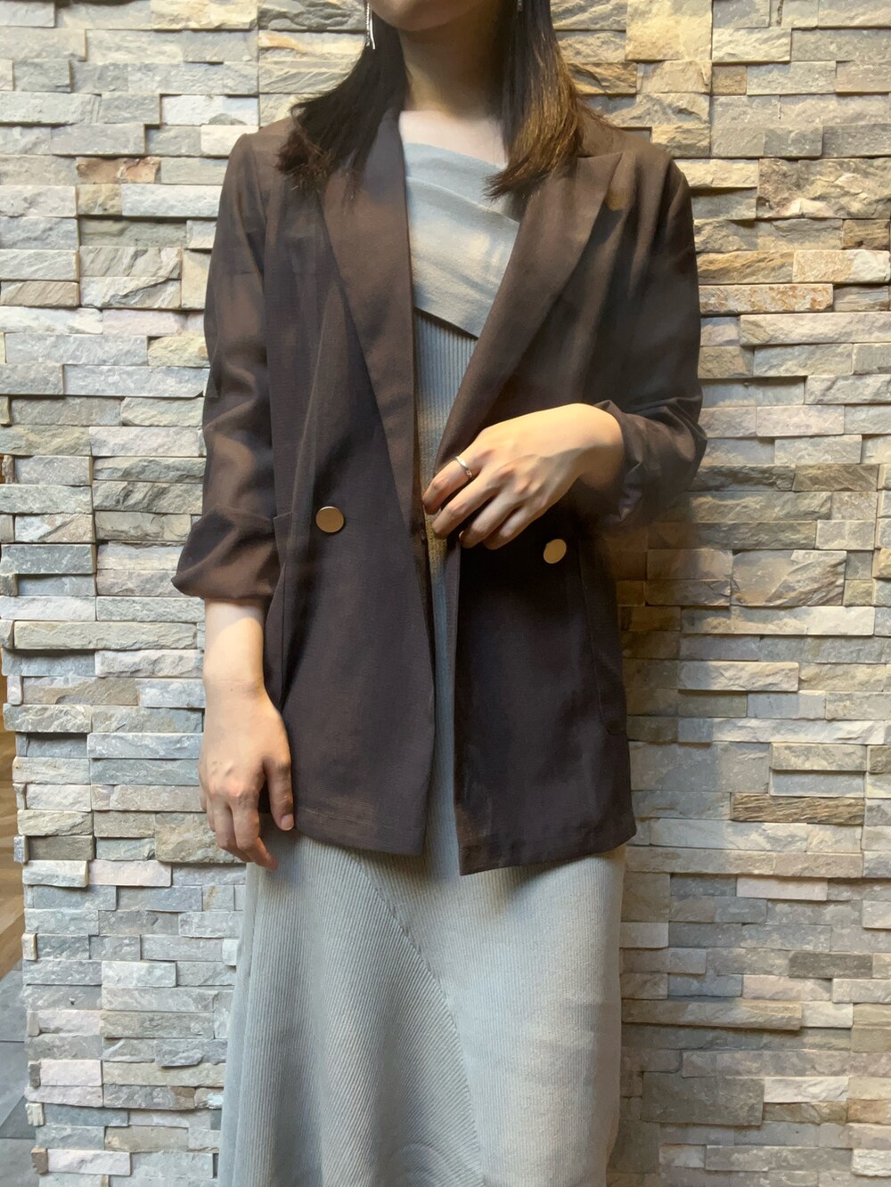 グリーン系のワンピース、ブラウン系のパンプス、ブラウン系のテーラードジャケットを着用したレディースの夏コーディネートの4枚目の写真