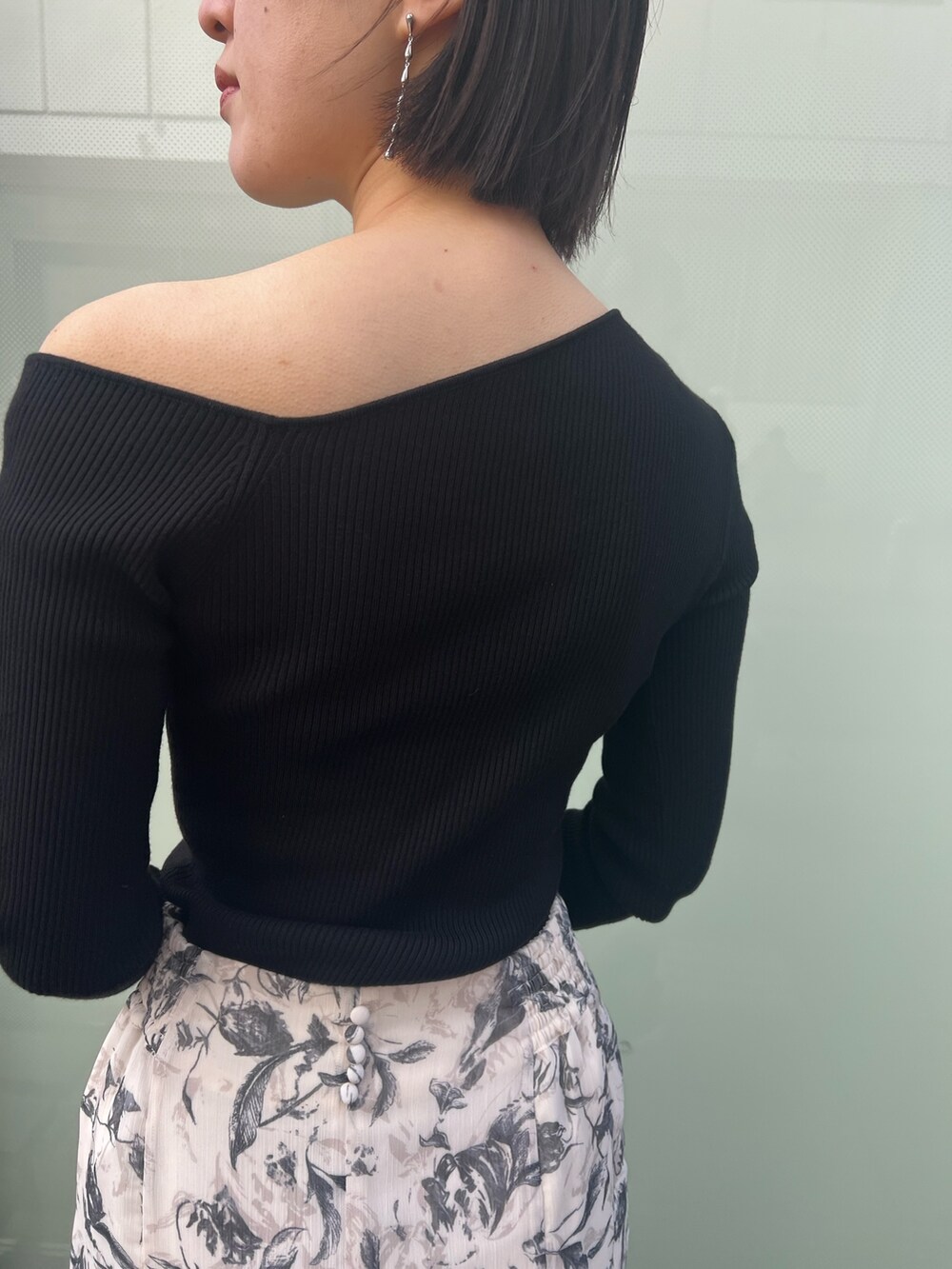 ブラック系のスニーカー、ブラック系のニット/セーター、パープル系のテーラードジャケットを着用したレディースの春コーディネートの6枚目の写真