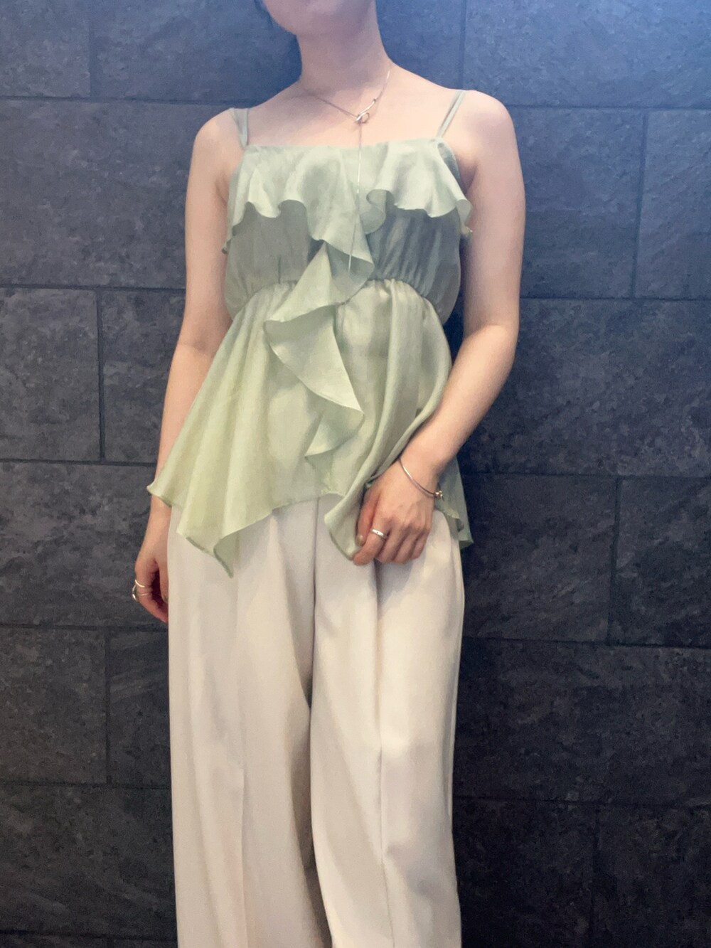 ホワイト系のその他パンツ、グリーン系のキャミソールを着用したレディースの夏コーディネートの4枚目の写真