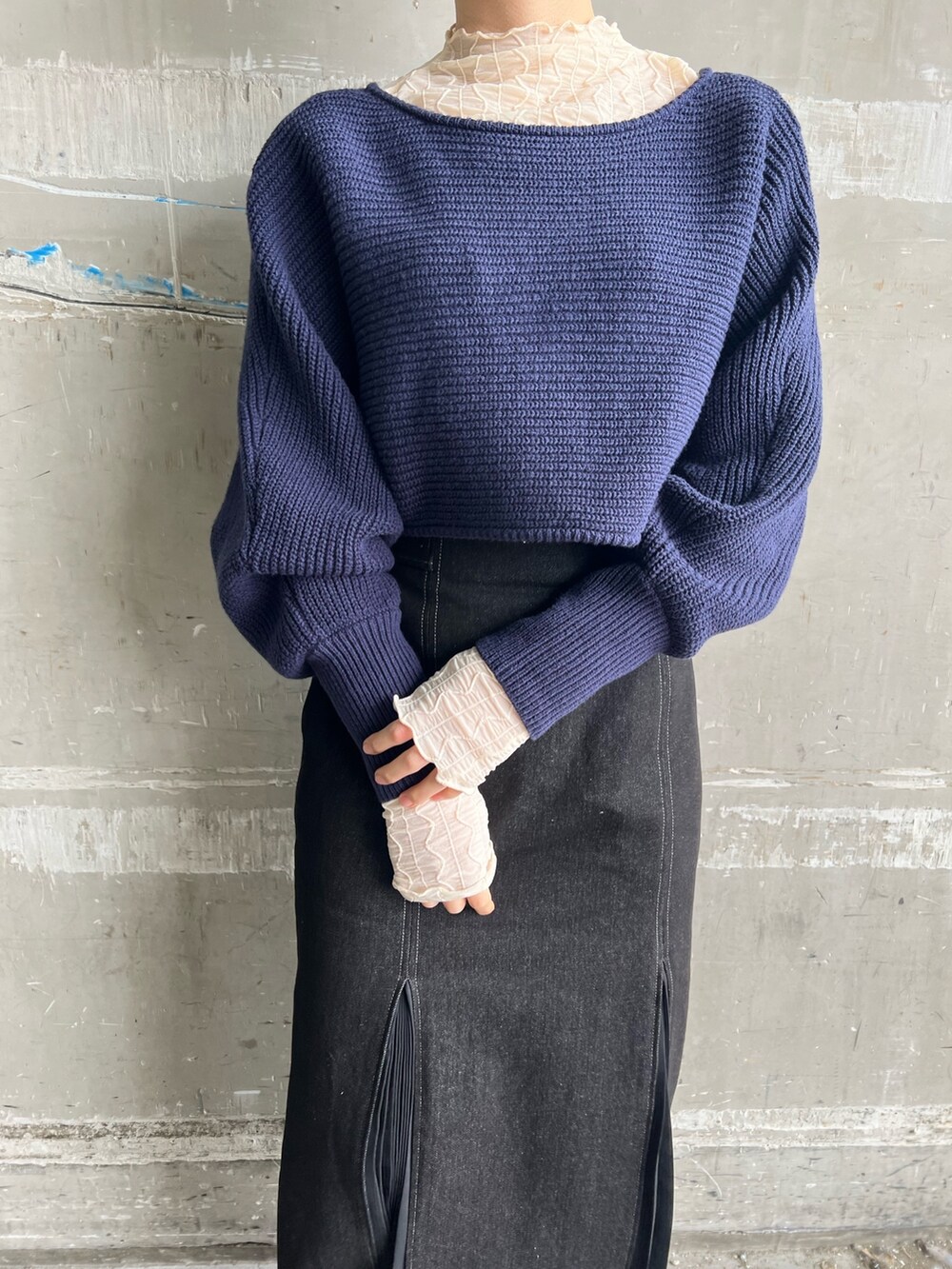 レッド系のブーツ、ホワイト系のTシャツ/カットソー、ブルー系のカーディガン/ボレロを着用したレディースの冬コーディネートの9枚目の写真