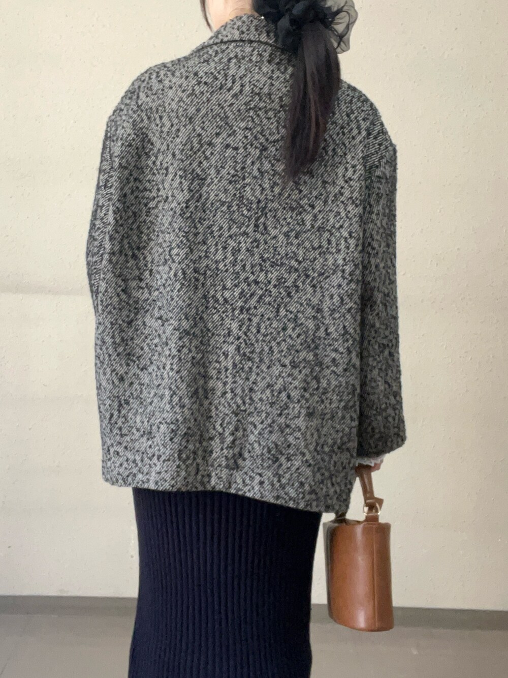 ベージュ系のその他アウター、イエロー系のハンドバッグ、ブルー系のワンピースを着用したレディースの秋コーディネートの6枚目の写真