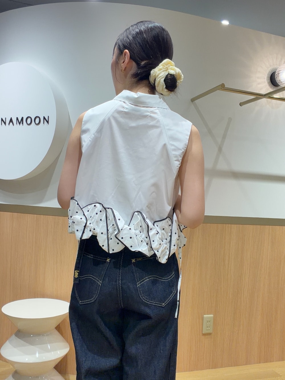 ブルー系のデニムパンツ、オレンジ系のサンダル、ホワイト系のシャツ/ブラウスを着用したレディースの夏コーディネートの5枚目の写真