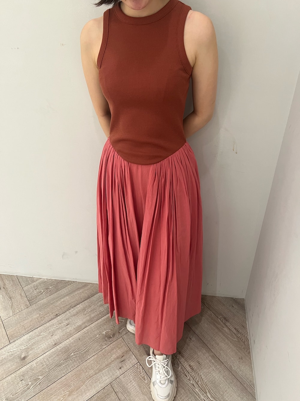 ピンク系のワンピース、ホワイト系のスニーカーを着用したレディースの夏コーディネートの7枚目の写真