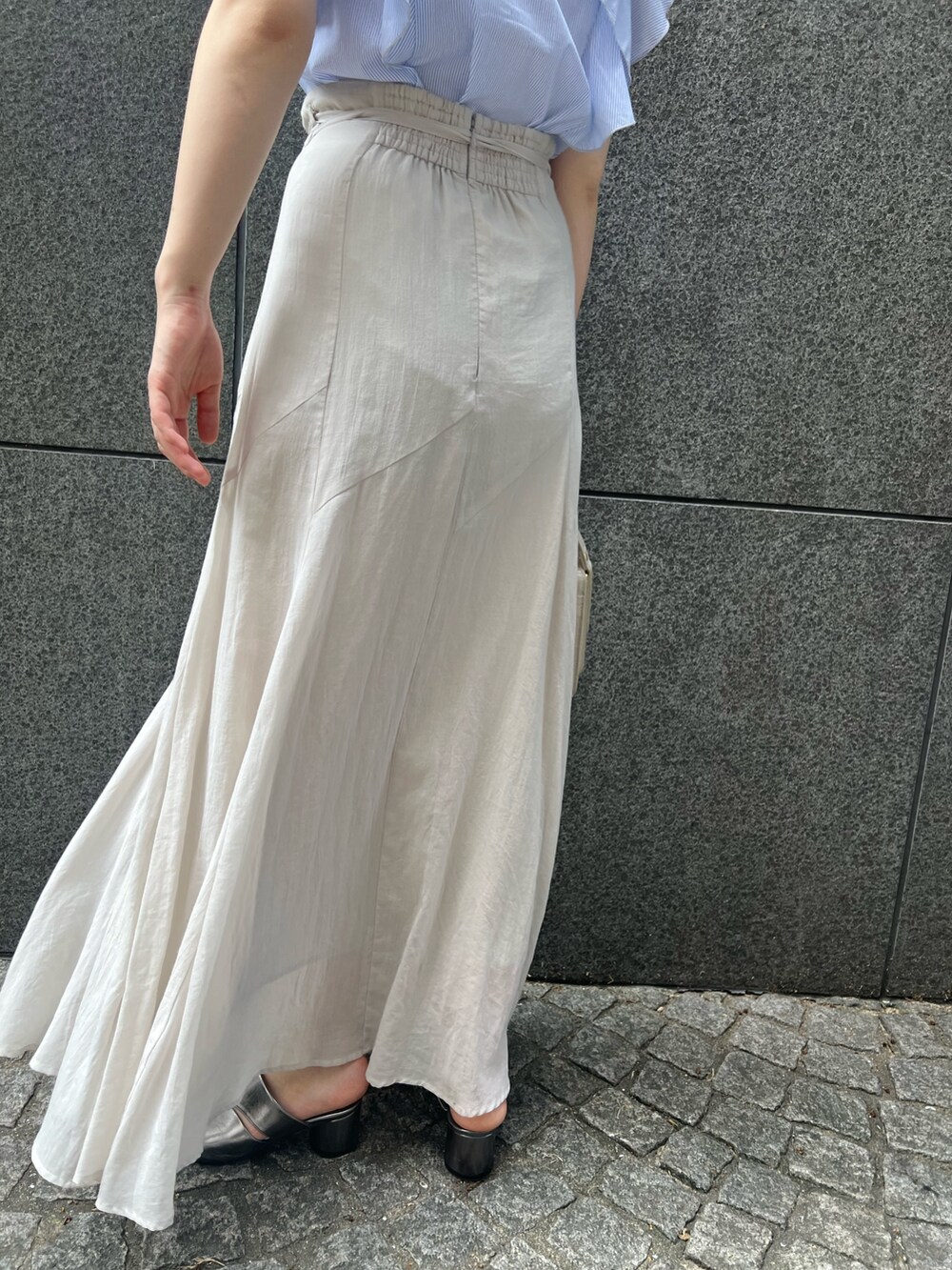 その他のシャツ/ブラウス、グレー系のスカート、ホワイト系のショルダーバッグを着用したレディースの夏コーディネートの9枚目の写真