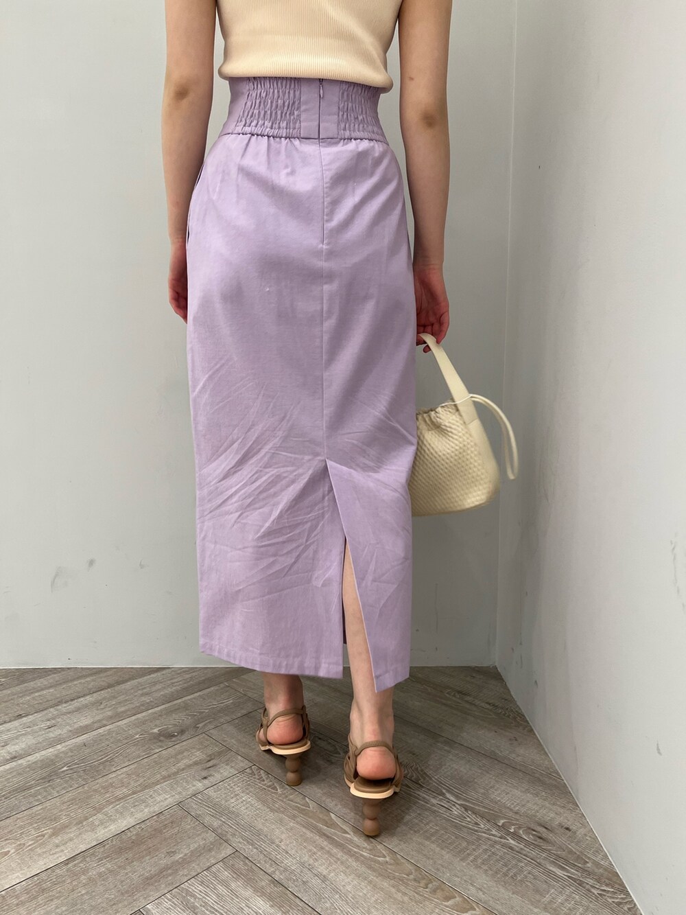 ホワイト系のニット/セーター、ホワイト系のシャツ/ブラウス、ベージュ系のサンダルを着用したレディースの春コーディネートの8枚目の写真