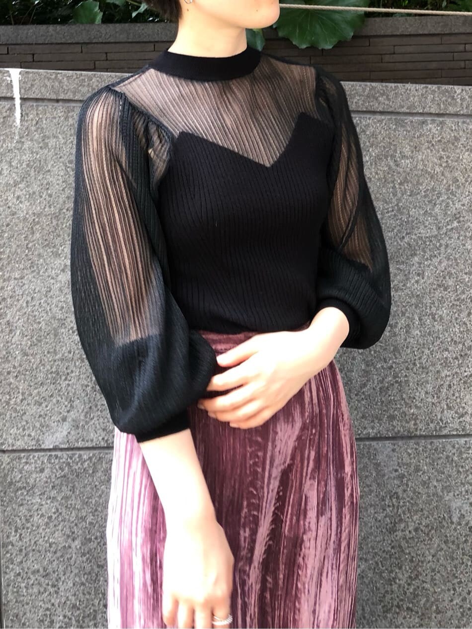 ピンク系のスカート、ブラック系のニット/セーター、パープル系のその他アウターを着用したレディースの秋コーディネートの7枚目の写真