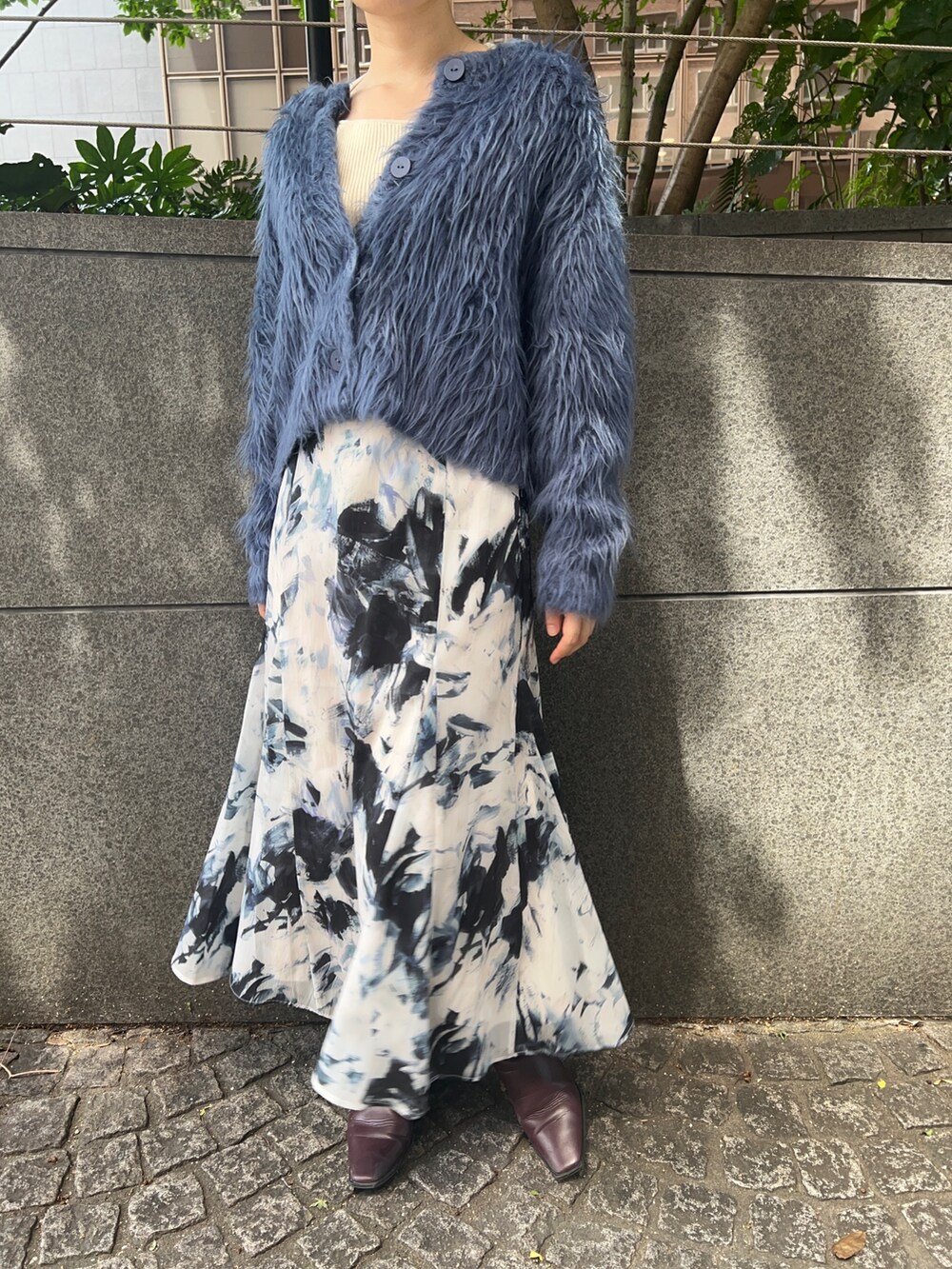 ブルー系のスカート、ブルー系のニット/セーター、ブルー系のカーディガン/ボレロを着用したレディースの秋コーディネートの5枚目の写真