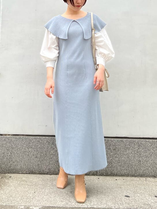 ベージュ系のその他シューズ、ブルー系のワンピース、ゴールド系のピアス（両耳用）を着用したレディースの冬コーディネートの2枚目の写真