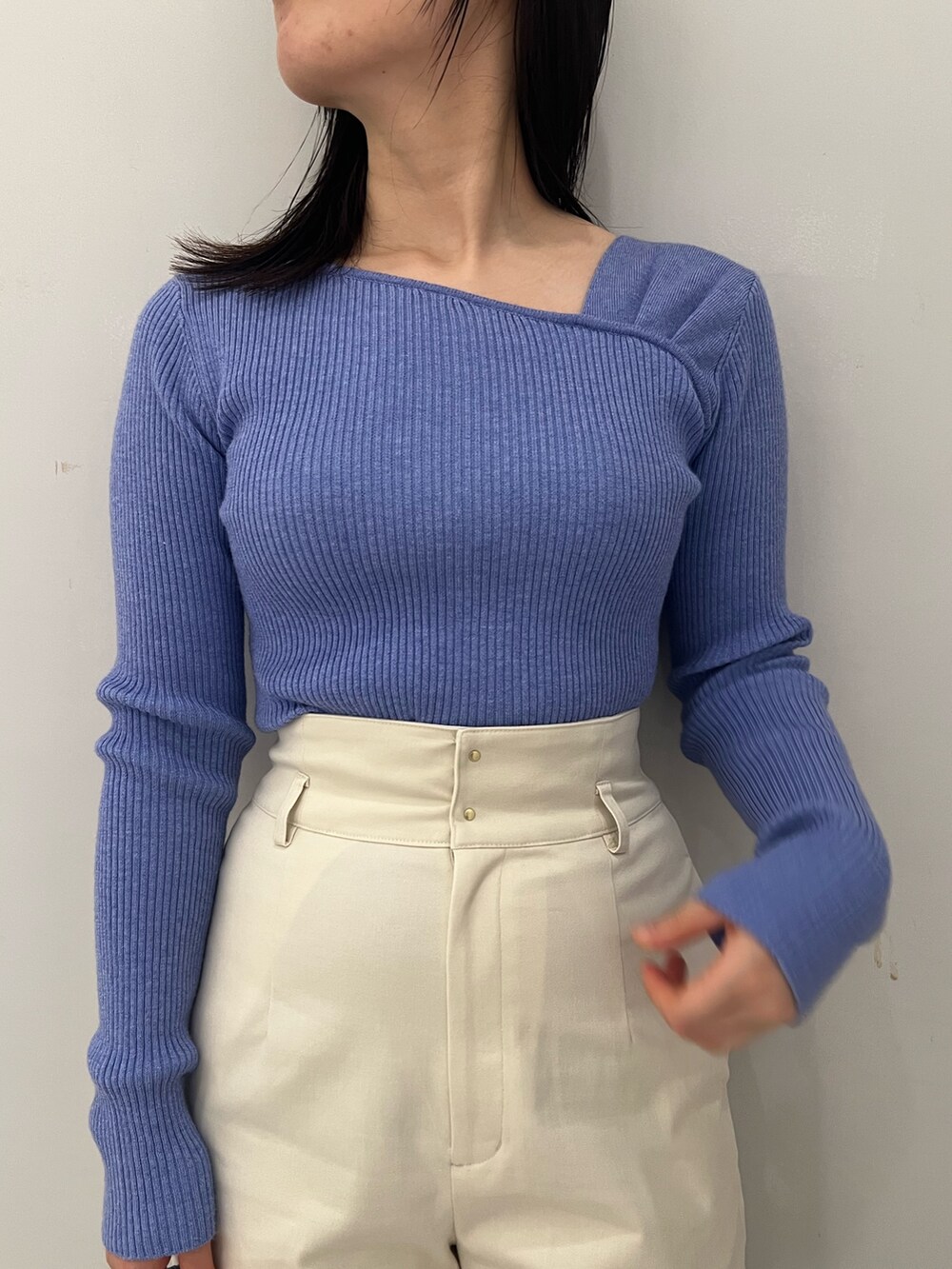 ブルー系のニット/セーター、ホワイト系のその他パンツ、ホワイト系のサンダルを着用したレディースの春コーディネートの4枚目の写真