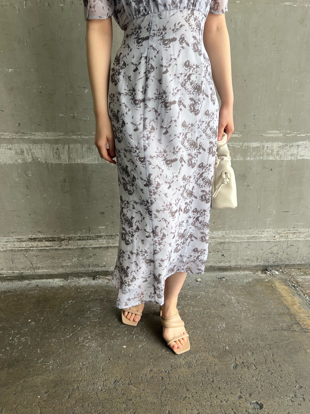 ベージュ系のサンダル、パープル系のワンピース、ホワイト系のハンドバッグを着用したレディースの春コーディネートの7枚目の写真