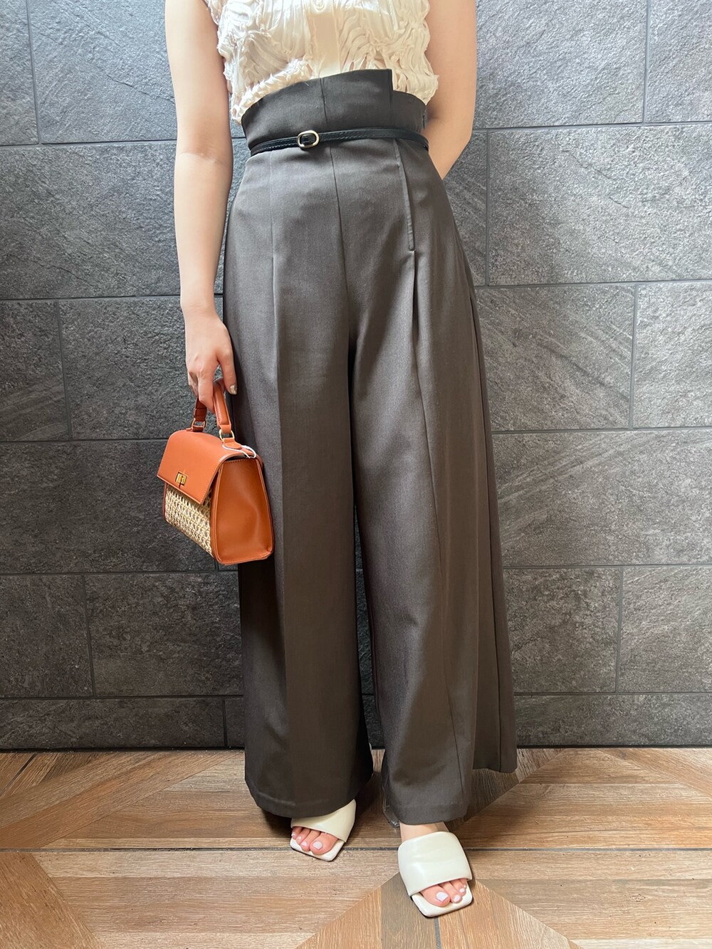 グレー系のその他パンツ、ホワイト系のシャツ/ブラウス、ホワイト系のサンダルを着用したレディースの夏コーディネートの6枚目の写真