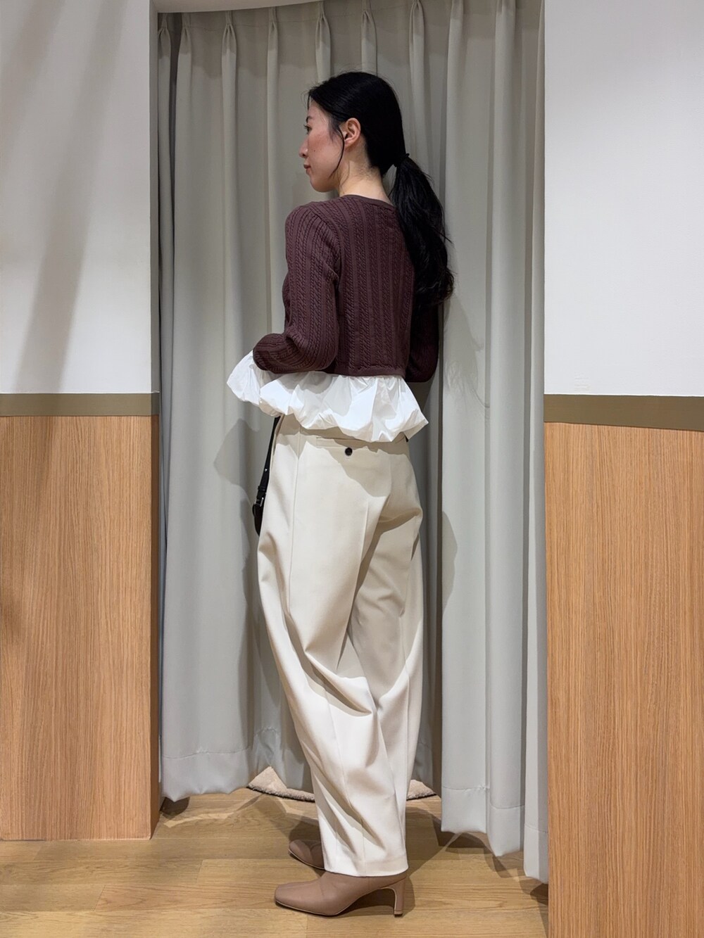 ホワイト系のその他パンツ、ブラウン系のカーディガン/ボレロを着用したレディースの夏コーディネートの2枚目の写真