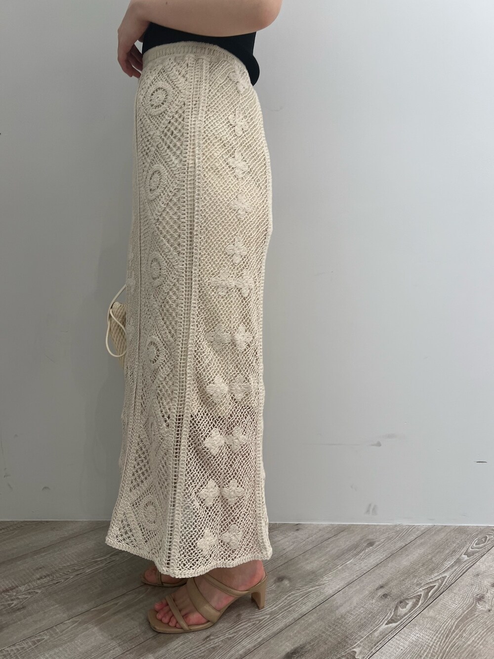 ベージュ系のサンダル、ホワイト系のスカート、ホワイト系のハンドバッグを着用したレディースの夏コーディネートの8枚目の写真