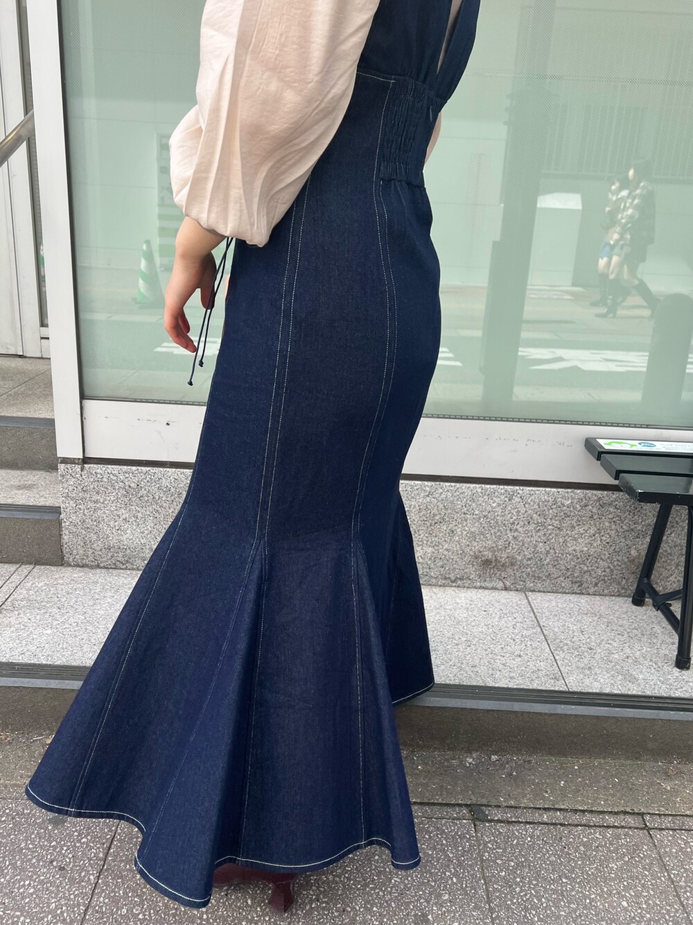 ベージュ系のカーディガン/ボレロ、レッド系のブーツ、ブラウン系のニット/セーターを着用したレディースの冬コーディネートの9枚目の写真