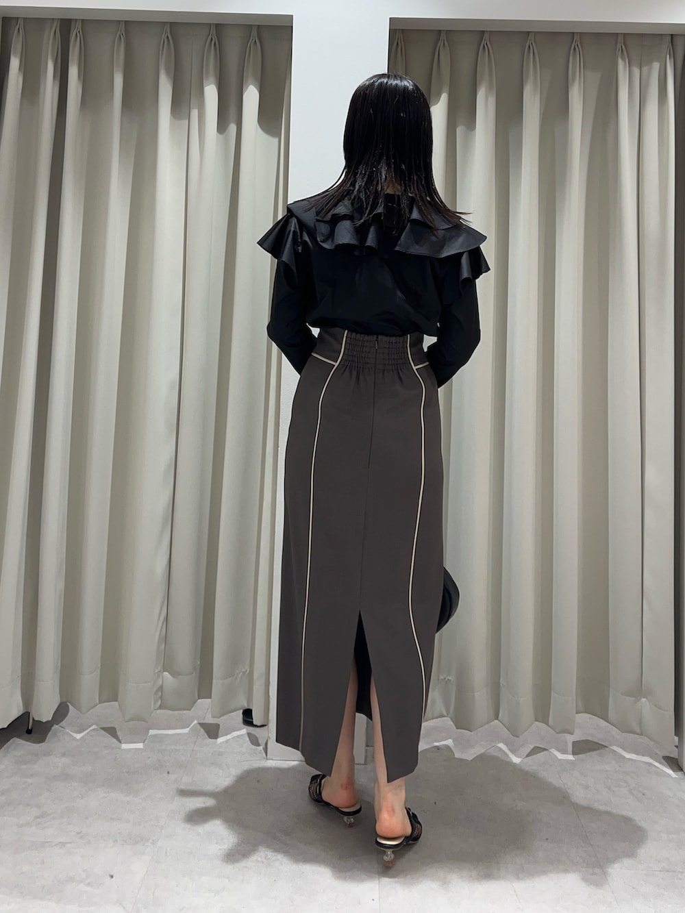 ホワイト系のシャツ/ブラウス、グレー系のスカート、ブラック系のショルダーバッグを着用したレディースの春コーディネートの3枚目の写真