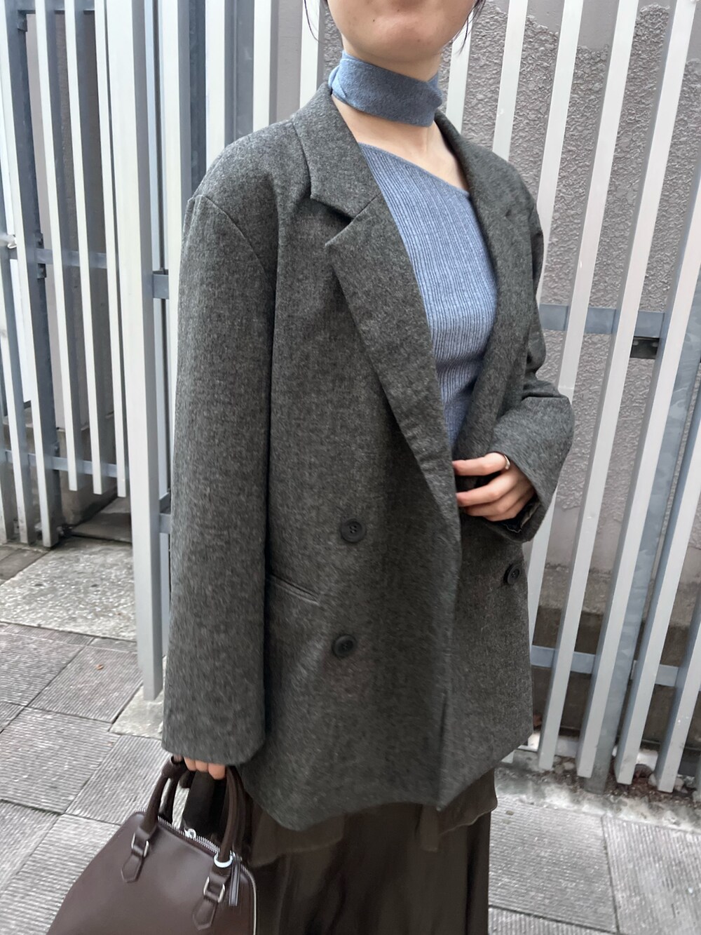 ブラック系のブーツ、ブルー系のニット/セーター、ブラウン系のテーラードジャケットを着用したレディースの秋コーディネートの4枚目の写真