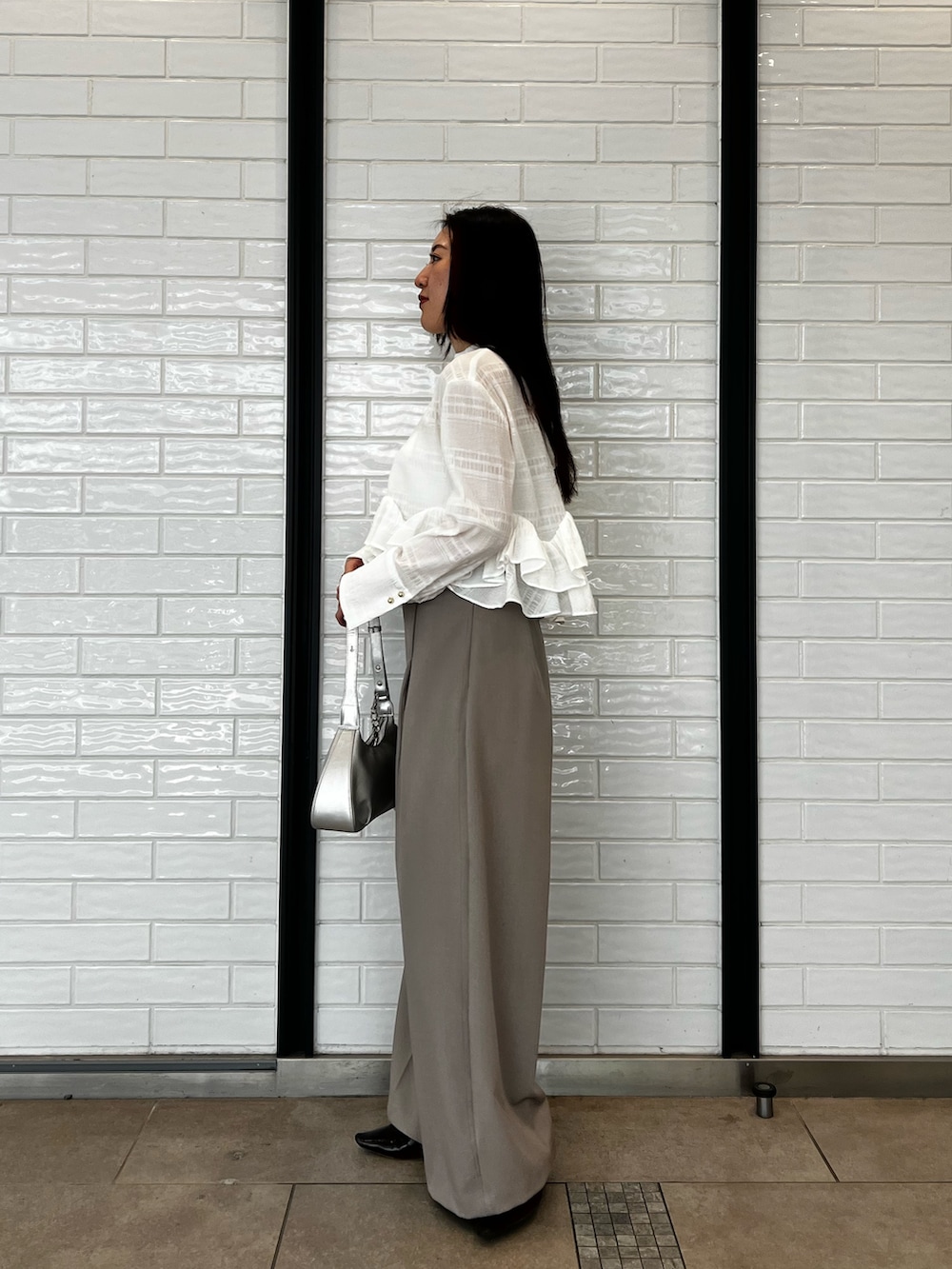 ホワイト系のシャツ/ブラウス、ブラウン系のその他パンツ、ブラック系のパンプスを着用したレディースの春コーディネートの2枚目の写真