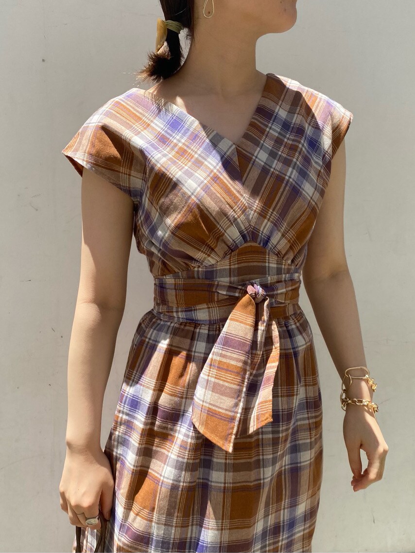 ブラック系のハンドバッグ、ブラウン系のサンダル、ブラウン系のワンピースを着用したレディースの夏コーディネートの4枚目の写真