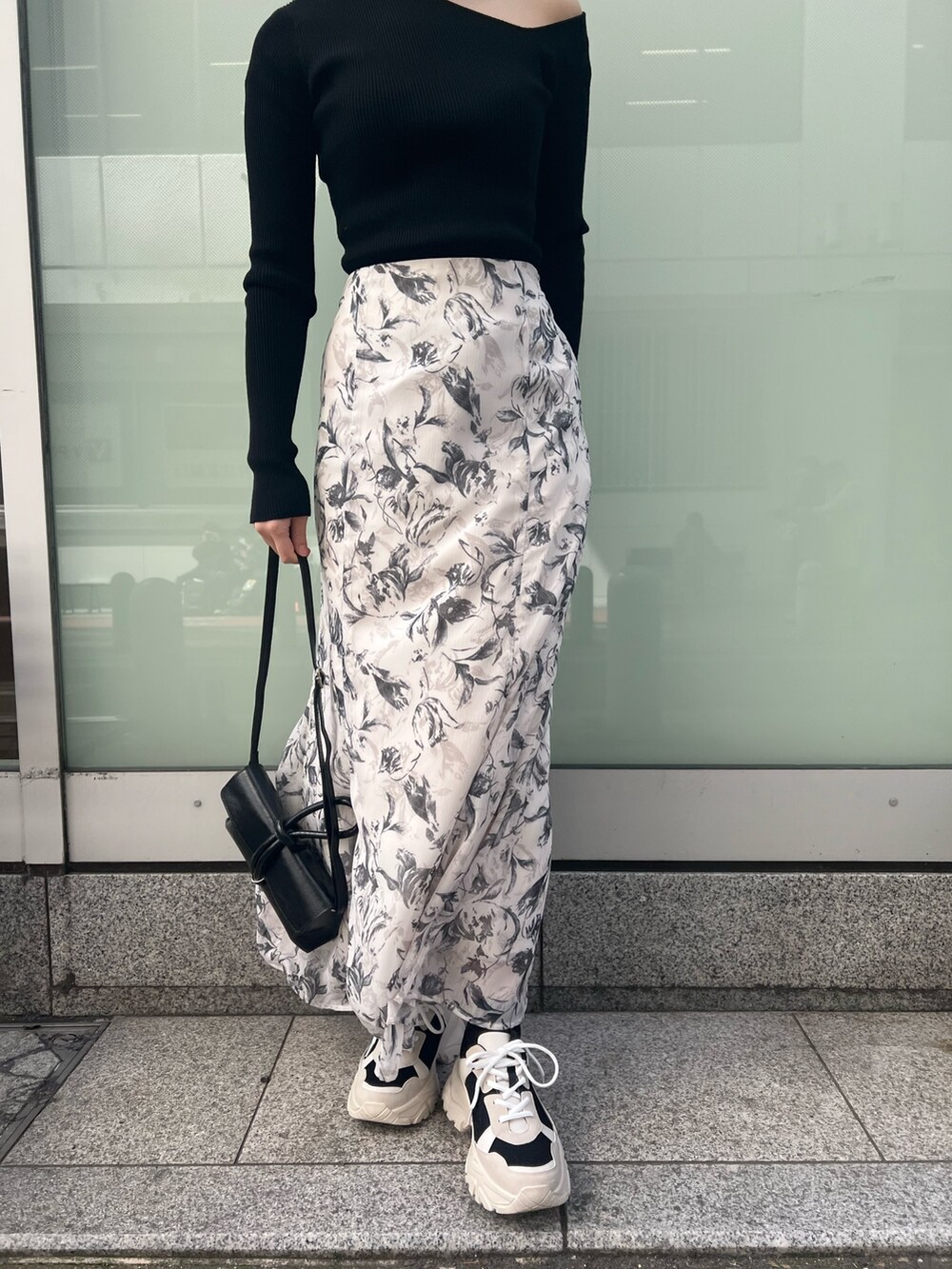 ブラック系のスニーカー、ブラック系のニット/セーター、パープル系のテーラードジャケットを着用したレディースの春コーディネートの7枚目の写真