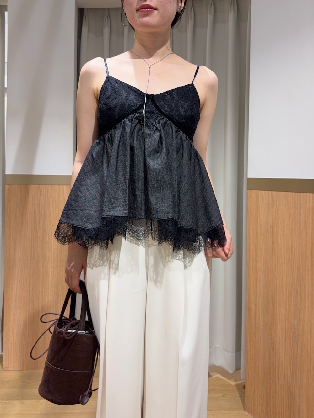 ホワイト系のその他パンツ、ブラック系のキャミソール、ブラウン系のハンドバッグを着用したレディースの夏コーディネートの4枚目の写真