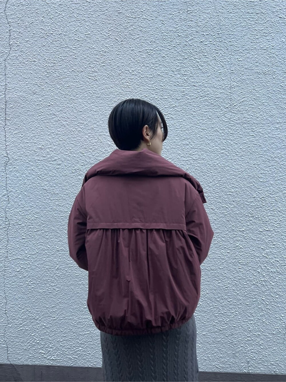 ブラウン系のワンピース、ベージュ系のブーツ、ブラック系のハンドバッグを着用したレディースの秋コーディネートの4枚目の写真