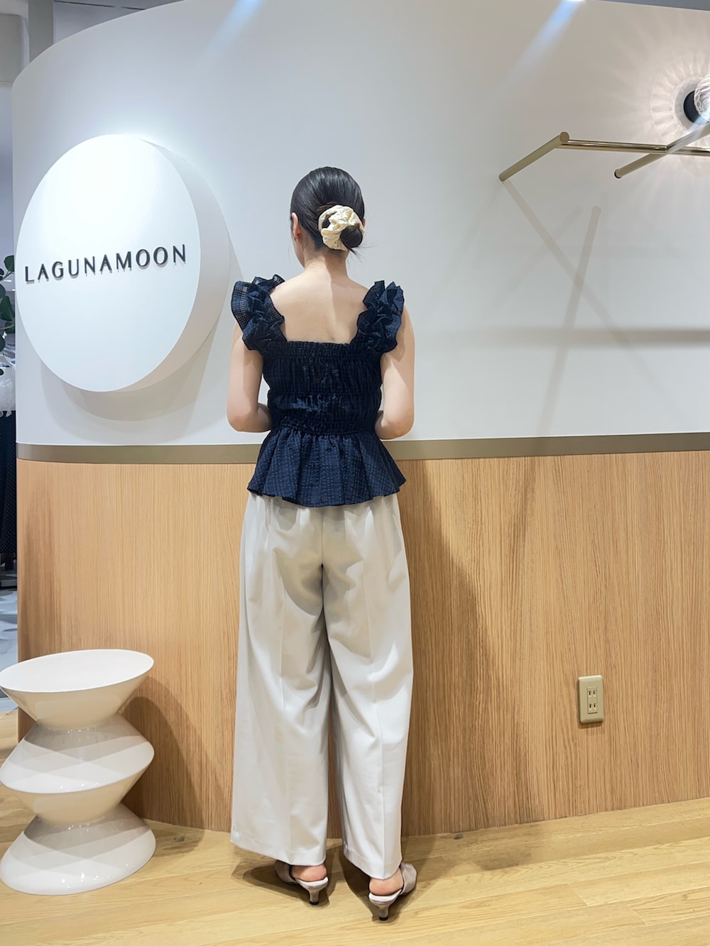 ホワイト系のその他パンツ、ブルー系のシャツ/ブラウスを着用したレディースの春コーディネートの3枚目の写真
