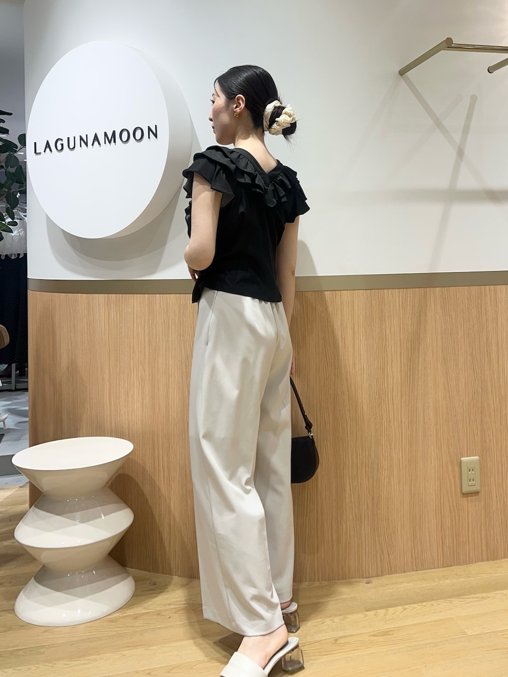 ホワイト系のその他パンツ、ブラック系のシャツ/ブラウスを着用したレディースの春コーディネートの2枚目の写真