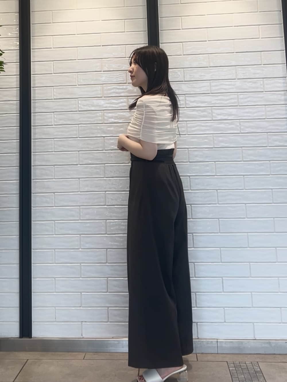 「LAGUNAMOONのノースリーブオフショルチュールトップス（Tシャツ/カットソー、ホワイト系）」を使った、RUNA ONISHIさん（レディース・163cm）の夏コーディネートの2枚目の写真