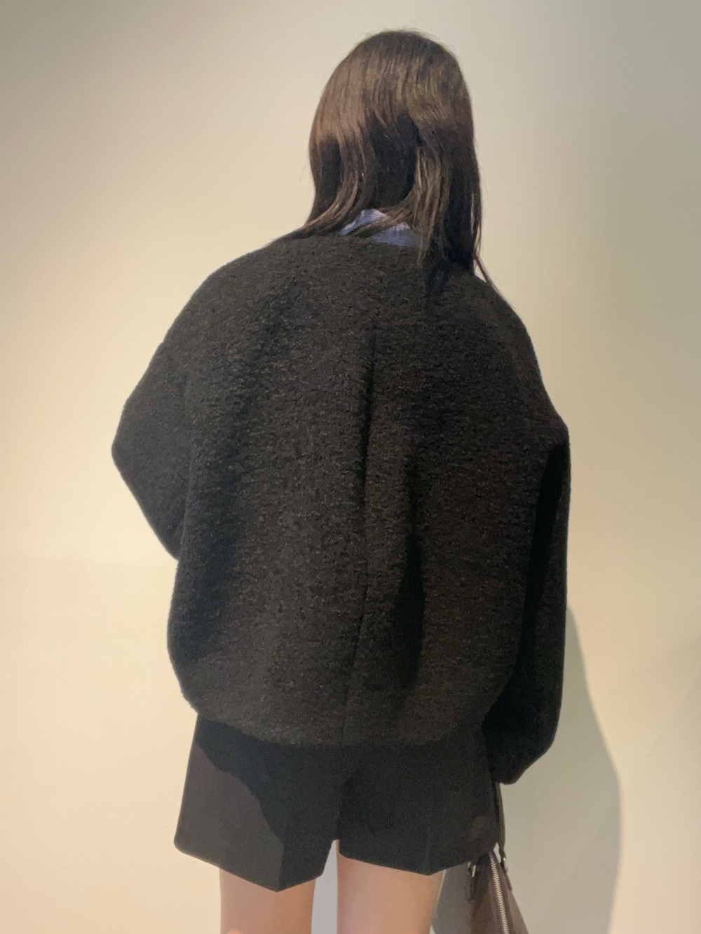 ブラウン系のブーツ、ブラック系のブルゾン、ブラウン系のニット/セーターを着用したレディースの秋コーディネートの6枚目の写真