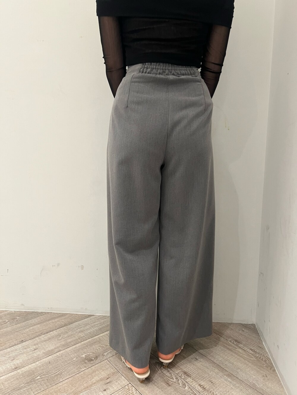 ホワイト系のサンダル、グレー系のその他パンツ、ブラック系のTシャツ/カットソーを着用したレディースの春コーディネートの8枚目の写真