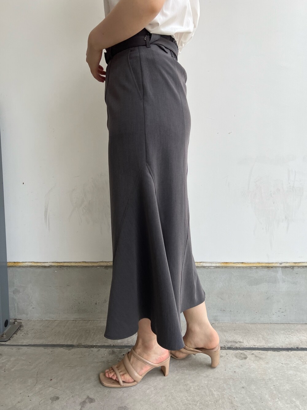 ホワイト系のシャツ/ブラウス、グレー系のスカート、ベージュ系のサンダルを着用したレディースの夏コーディネートの6枚目の写真