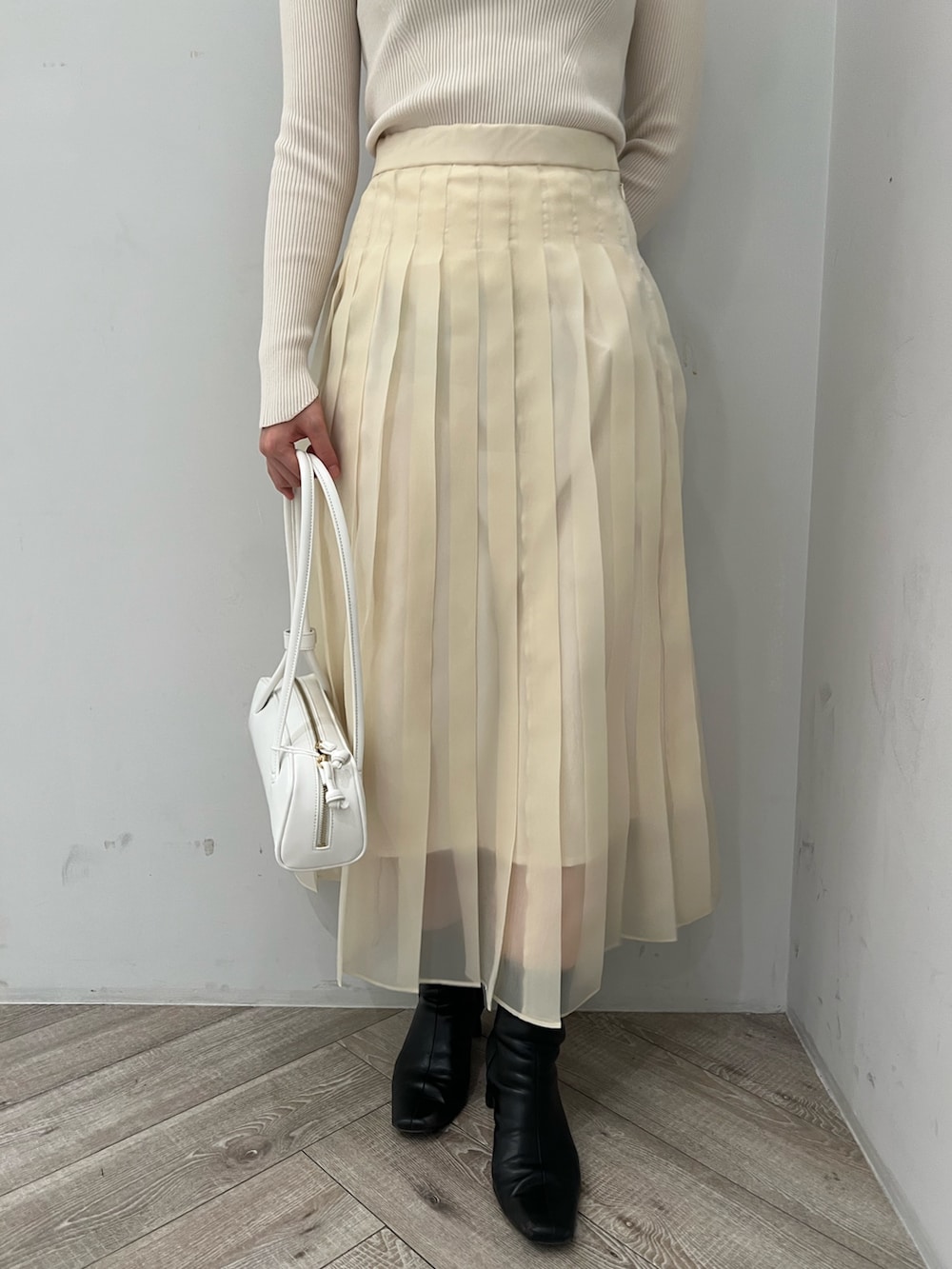 ホワイト系のスカート、ホワイト系のニット/セーターを着用したレディースの冬コーディネートの7枚目の写真