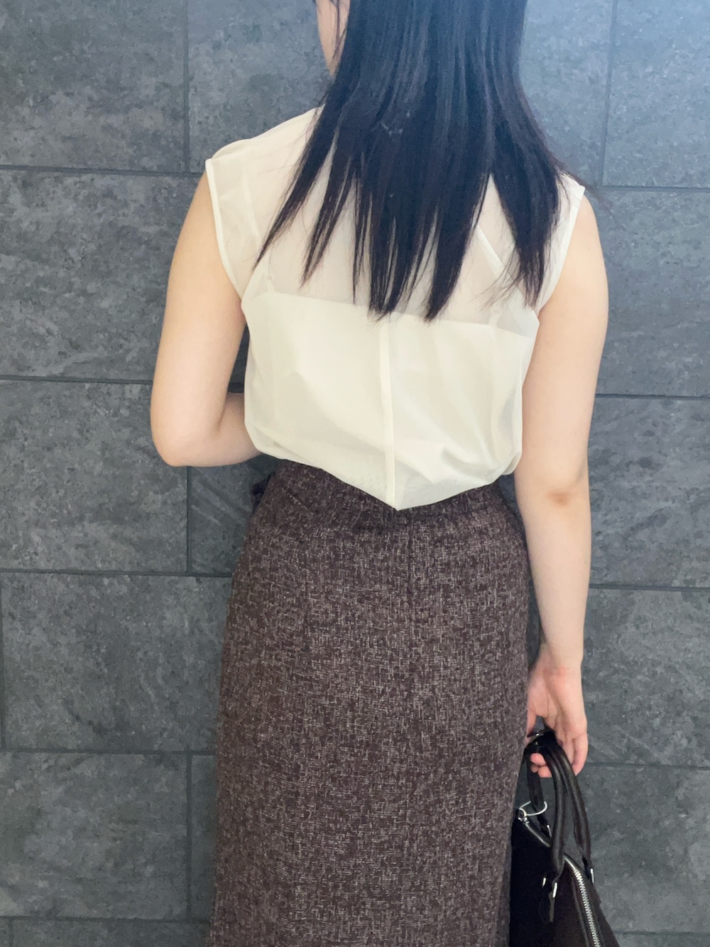 ブラウン系のボストンバッグ、ホワイト系のシャツ/ブラウス、ブラウン系のスカートを着用したレディースの夏コーディネートの6枚目の写真