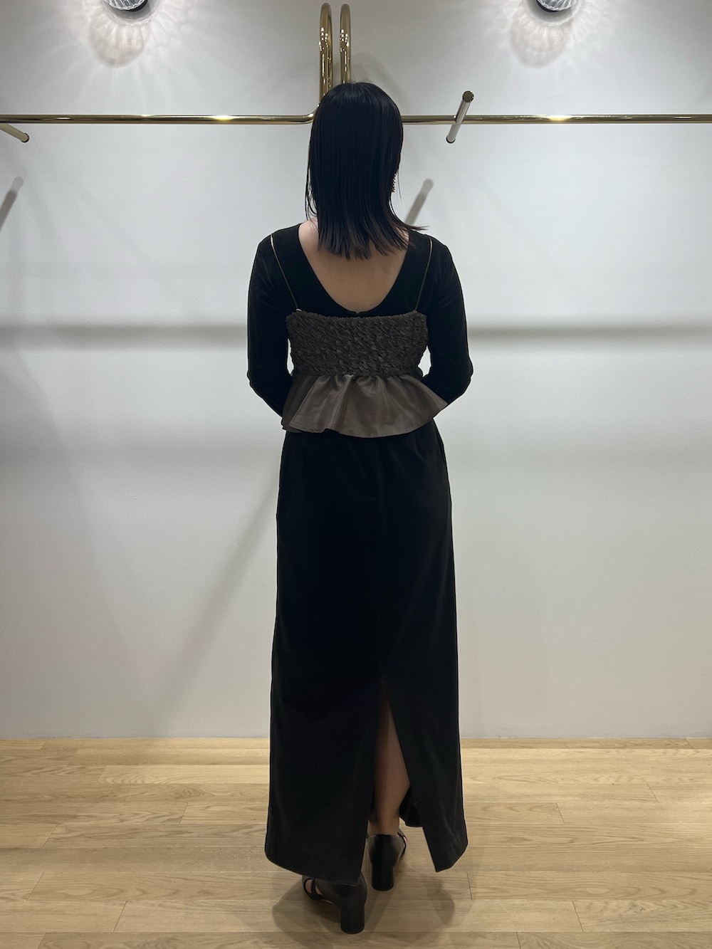 ブラック系のパンプス、ブラウン系のドレスを着用したレディースの冬コーディネートの3枚目の写真